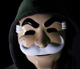 İNSAN VE MASKELERİ