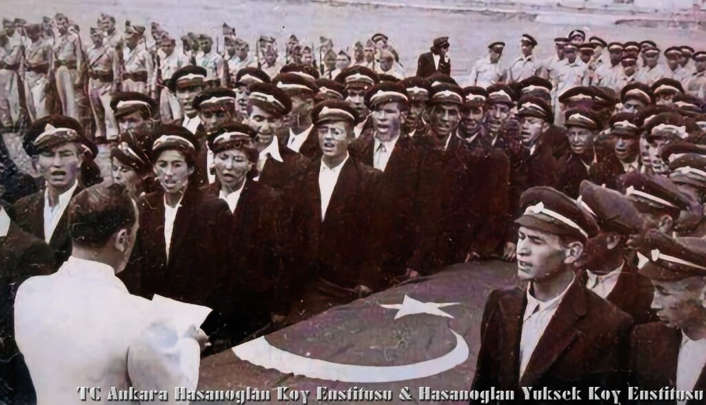 Eskişehir, Çifteler Köy Enstitüsü'nde “ülkemin kalkınması adına her şeyimi feda edeceğime” diye başlayan yemin töreni. 1948