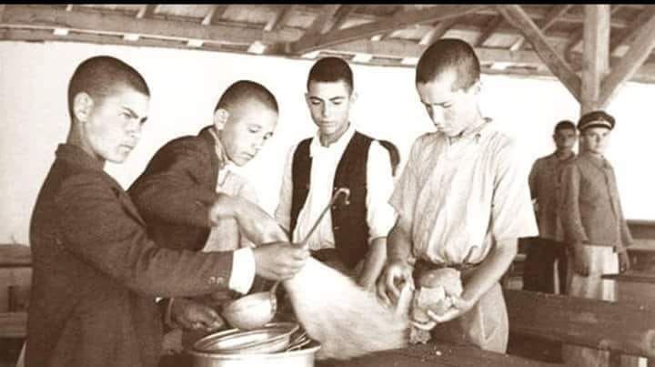 Hasanoğlan Köy Enstitüsü yemekhane nöbetçisi öğrenciler, 1942