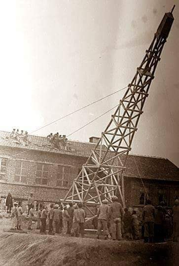 Hasanoğlan Köy Enstitüsünün kuruluşunda, radyoyu dinleyebilmek için öğretmenler ve öğrenciler birlikte anteni yaparken (1941)