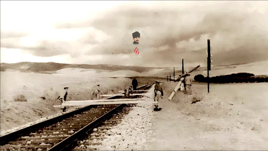 Hasanoğlan Köy Enstitüsü'nün kuruluşunda, Enstitü öğrencileri, Ankara Lalahan Tren İstasyonu'ndan Hasanoğlan'a raylar üzerinde ve omuzlarda kereste, oluşturdukları zincirle elden ele tuğla nakli yaptıkları anlar... 1941 (Uzaklık 7 km)