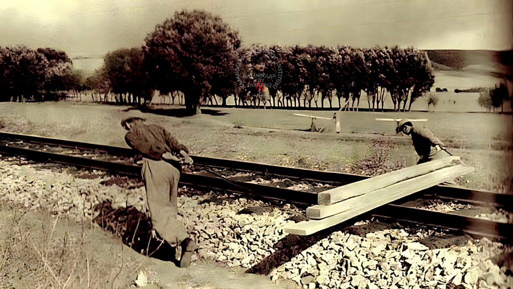 Hasanoğlan Köy Enstitüsü'nün kuruluşunda, Enstitü öğrencileri, Ankara Lalahan Tren İstasyonu'ndan Hasanoğlan'a raylar üzerinde ve omuzlarda kereste, oluşturdukları zincirle elden ele tuğla nakli yaptıkları anlar... 1941 (Uzaklık 7 km)
