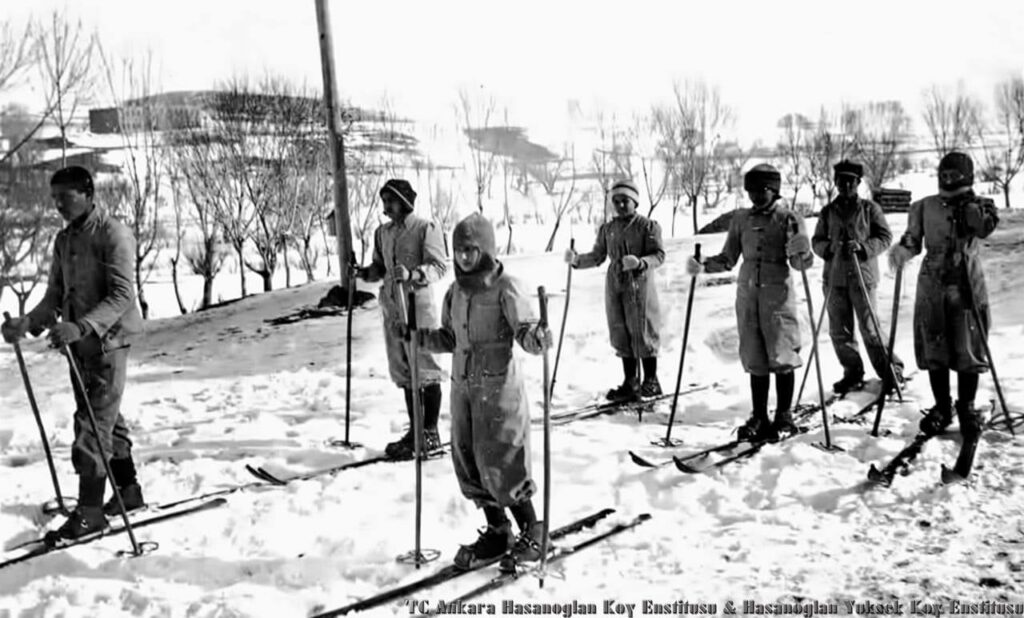 Kayak dersi almanın sadece zengin işi olmadığı yıllar... Kars Cılavuz Köy Enstitüsü öğrencileri kayak dersinde. 1944