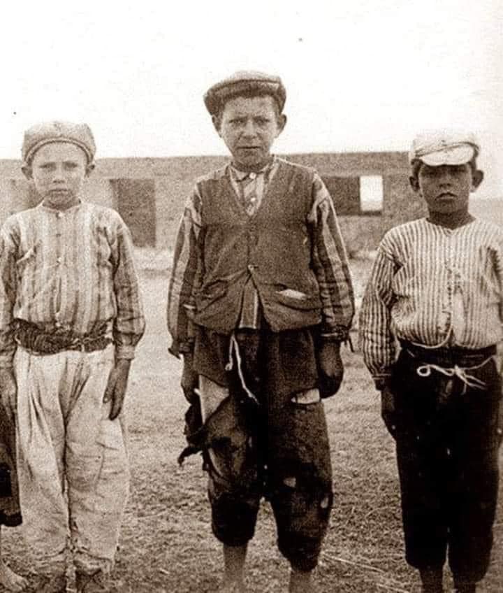 Köy enstitüsüne kayıt olmaya gelen öğrenciler 1940